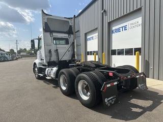 Slide images of Tandem Axle Day Cab Rentals 