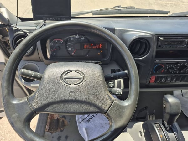 Slide images of 2018 HINO 195