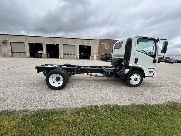 Slide images of 2024 ISUZU NRR GAS