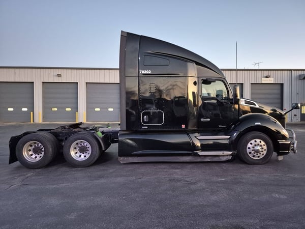 Slide images of 2020 KENWORTH T680