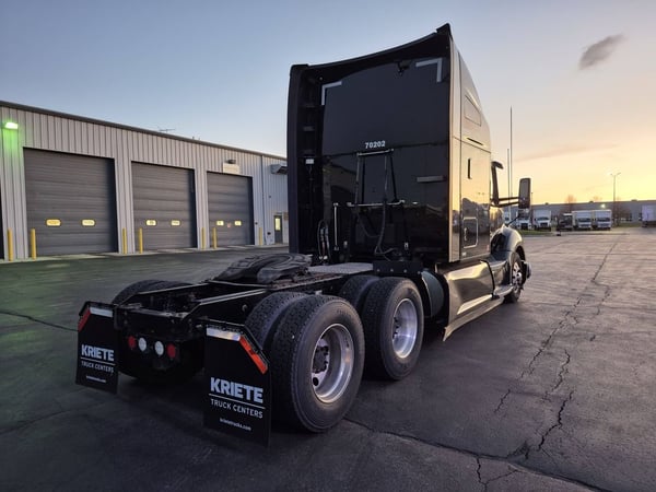 Slide images of 2020 KENWORTH T680
