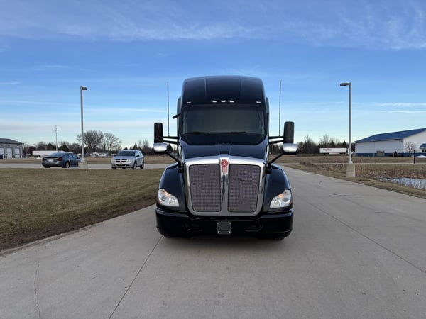 Slide images of 2020 KENWORTH T680