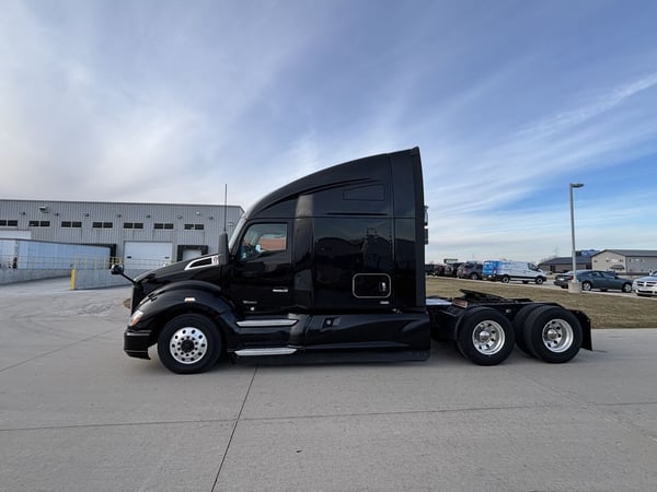 Slide images of 2020 KENWORTH T680