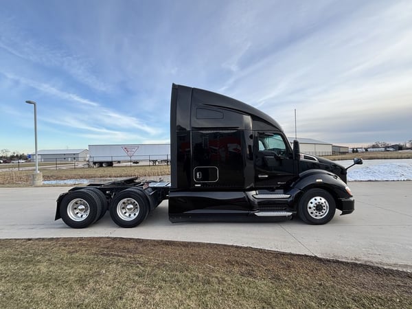 Slide images of 2020 KENWORTH T680