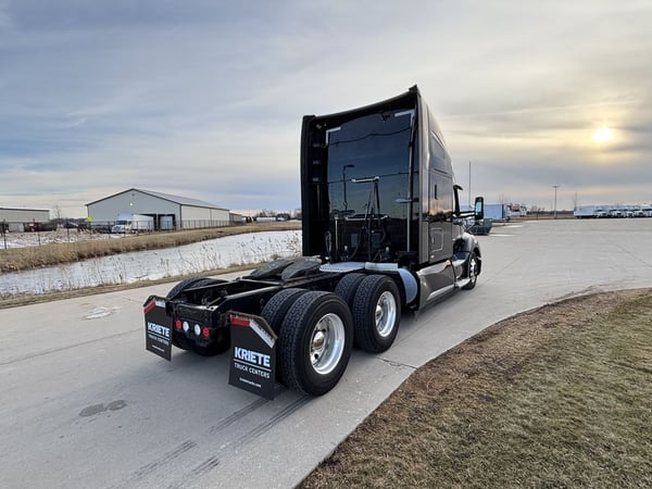 Slide images of 2020 KENWORTH T680
