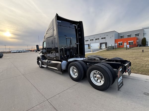 Slide images of 2020 KENWORTH T680