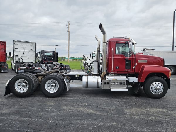 Slide images of 2018 MACK CHU613