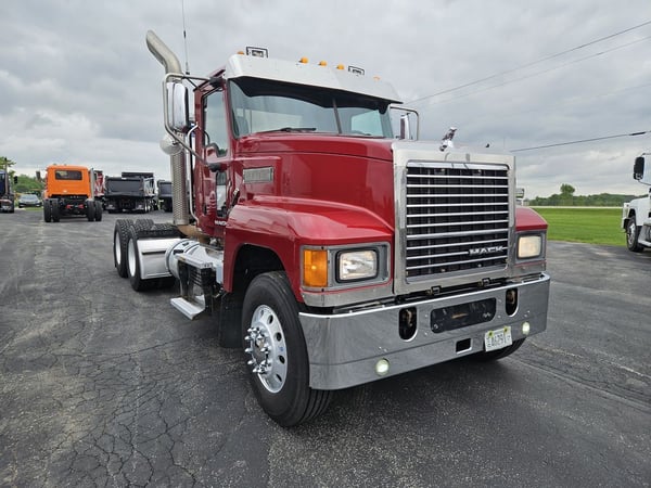 Slide images of 2018 MACK CHU613