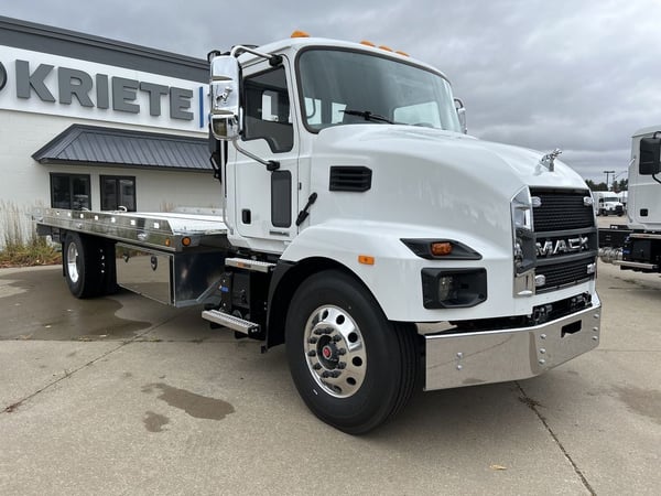 Slide images of 2025 MACK MD642