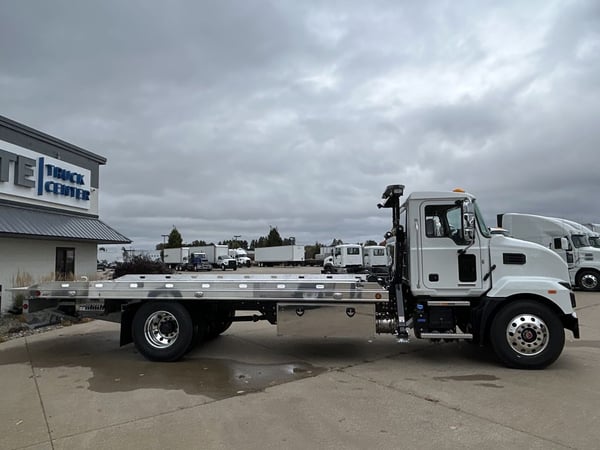 Slide images of 2025 MACK MD642