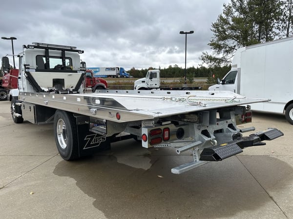 Slide images of 2025 MACK MD642