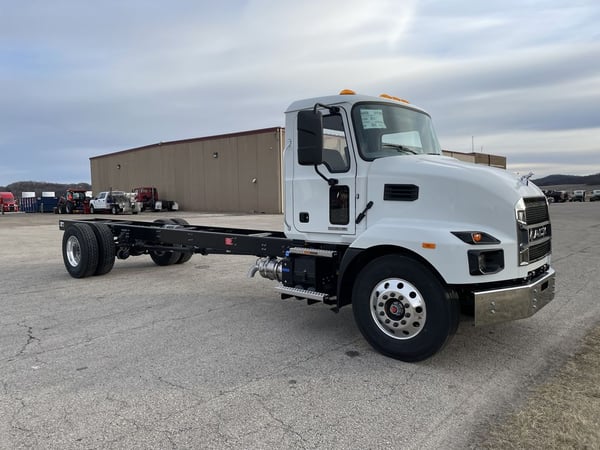 Slide images of 2025 MACK MD642