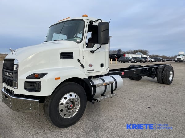 Slide images of 2025 MACK MD642