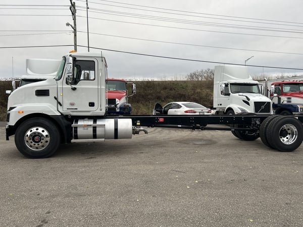 Slide images of 2025 MACK MD642