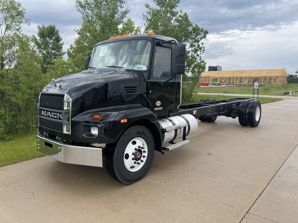 Slide images of 2025 MACK MD742