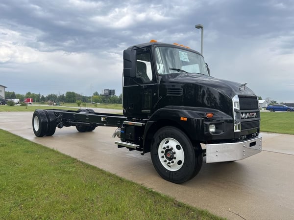Slide images of 2025 MACK MD742