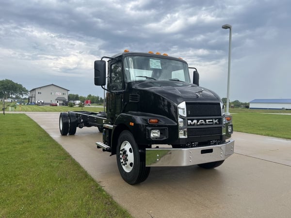 Slide images of 2025 MACK MD742