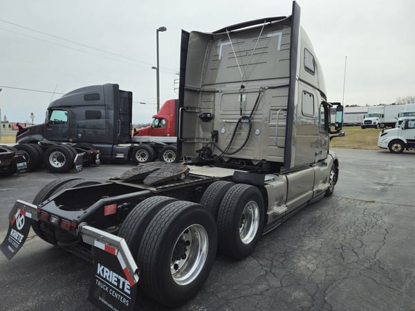 Slide images of 2022 VOLVO VNL64T860