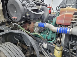 Slide images of 2022 VOLVO VNL64T860