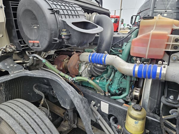 Slide images of 2022 VOLVO VNL64T860