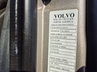 Slide images of 2022 VOLVO VNL64T860