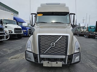 Slide images of 2022 VOLVO VNL64T860
