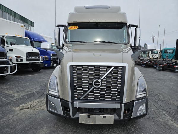 Slide images of 2022 VOLVO VNL64T860
