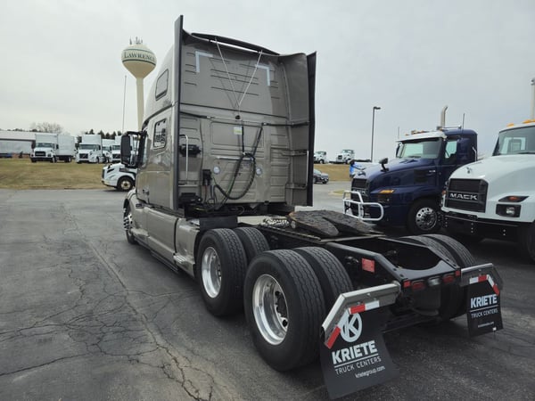Slide images of 2022 VOLVO VNL64T860