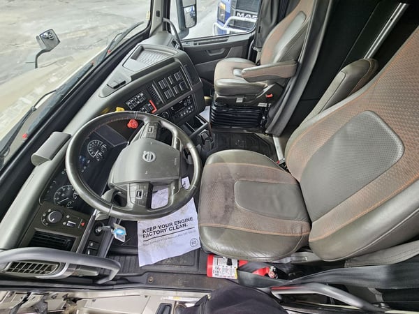 Slide images of 2022 VOLVO VNL64T860