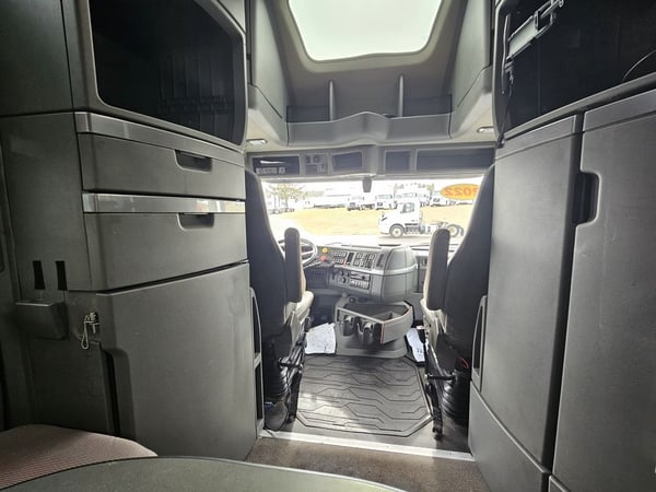 Slide images of 2022 VOLVO VNL64T860
