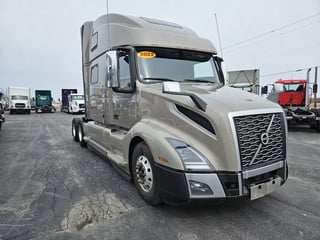 Slide images of 2022 VOLVO VNL64T860