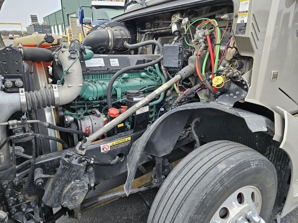 Slide images of 2022 VOLVO VNL64T860