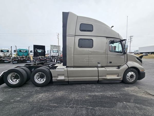 Slide images of 2022 VOLVO VNL64T860