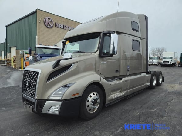 Slide images of 2022 VOLVO VNL64T860