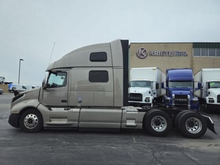 Slide images of 2022 VOLVO VNL64T860