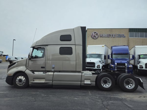 Slide images of 2022 VOLVO VNL64T860