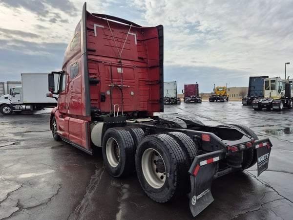 Slide images of 2022 VOLVO VNL64T760