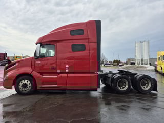 Slide images of 2022 VOLVO VNL64T760
