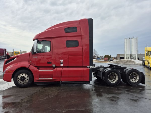 Slide images of 2022 VOLVO VNL64T760