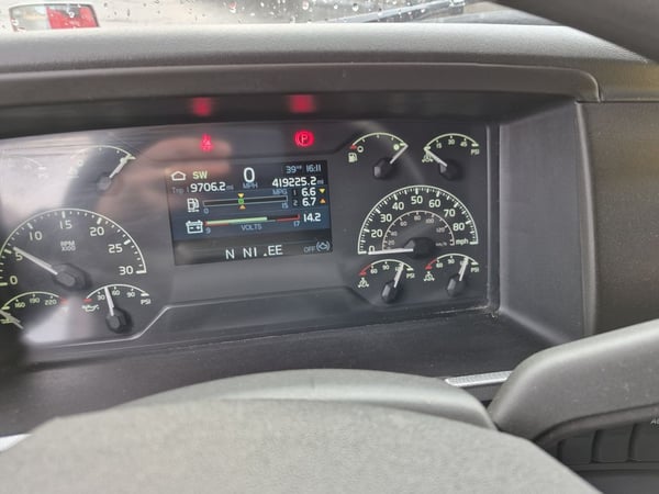 Slide images of 2022 VOLVO VNL64T760