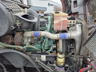 Slide images of 2022 VOLVO VNL64T760