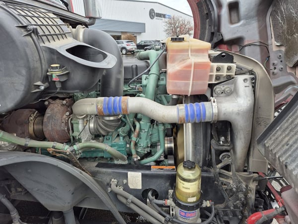 Slide images of 2022 VOLVO VNL64T760