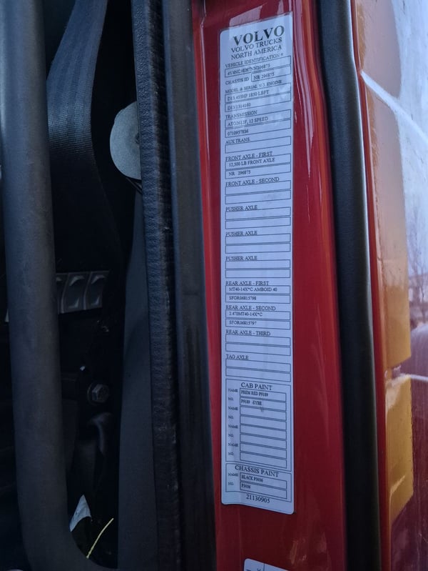 Slide images of 2022 VOLVO VNL64T760