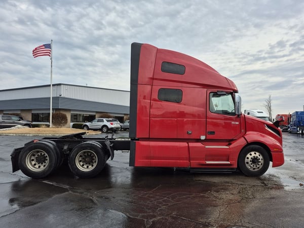 Slide images of 2022 VOLVO VNL64T760