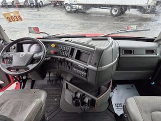 Slide images of 2022 VOLVO VNL64T760