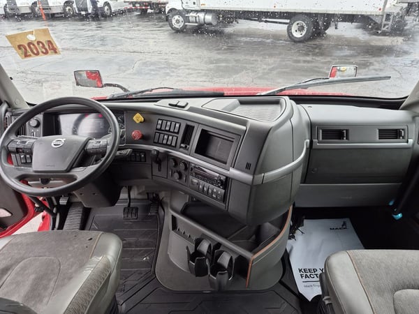 Slide images of 2022 VOLVO VNL64T760