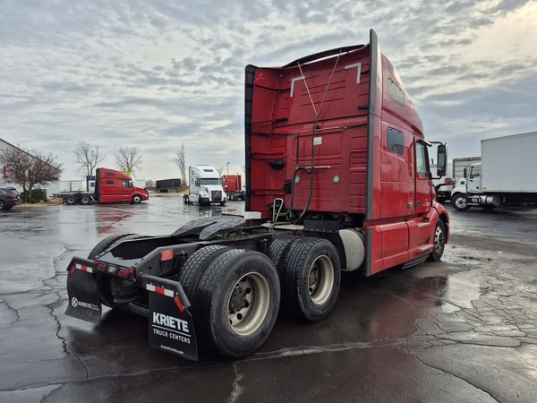 Slide images of 2022 VOLVO VNL64T760