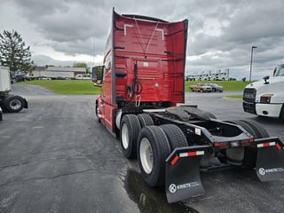 Slide images of 2022 VOLVO VNL64T760