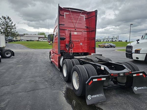 Slide images of 2022 VOLVO VNL64T760