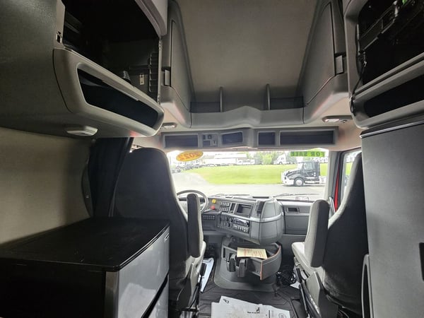 Slide images of 2022 VOLVO VNL64T760